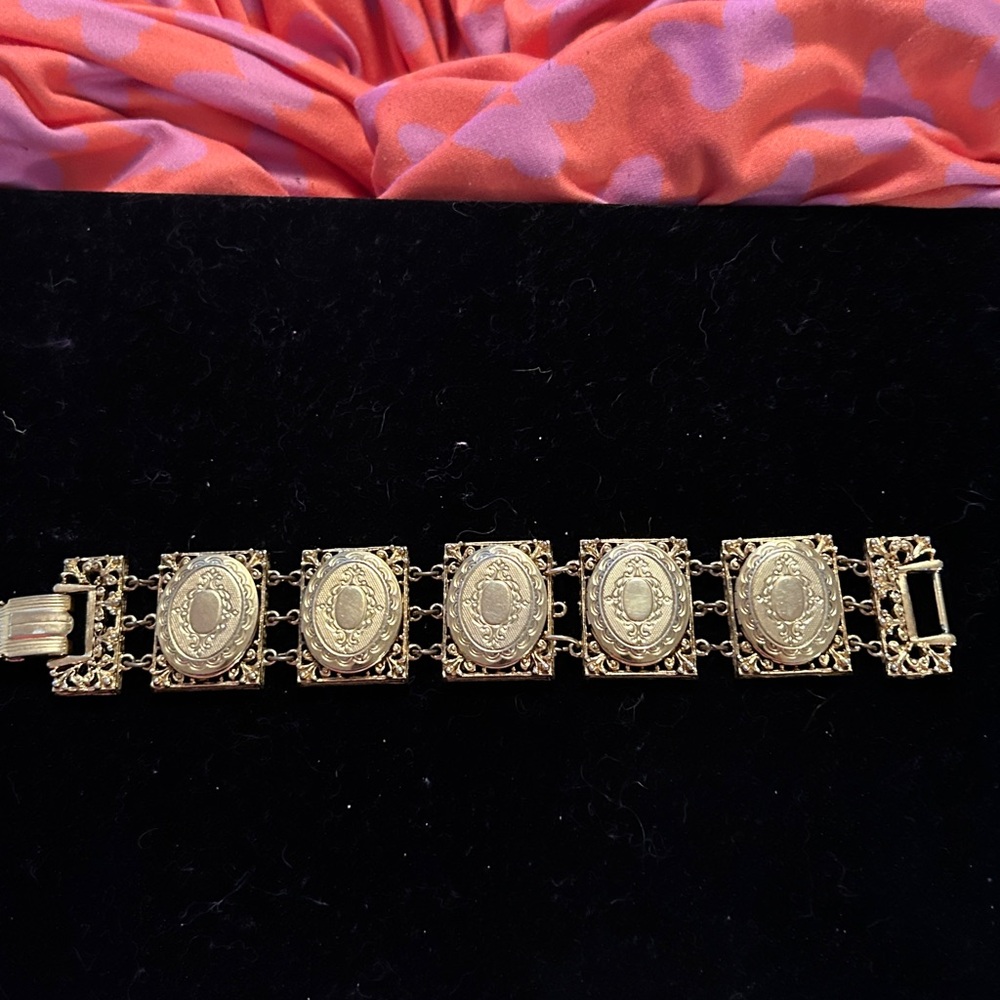 ART CO. locket bracelet gold tone . - Picture 9 of 9